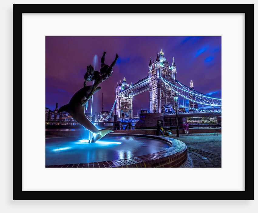 Fountian at tower bridge by Assaf Frank